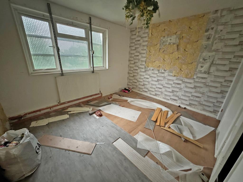 Lot: 12 - THREE-BEDROOM HOUSE FOR IMPROVEMENT AND REPAIR - Bedroom 2